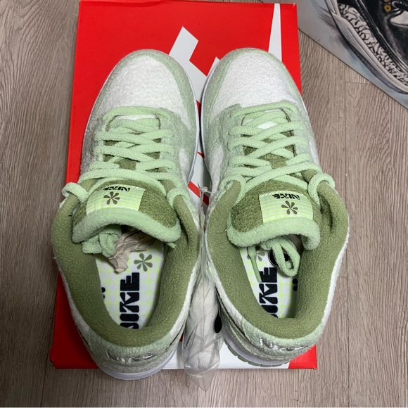 New Nike Dunk Low “Honeydew Fleece” Women’s size 7W DQ7579-300 - Picture 10 of 11